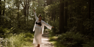 Kun je meedoen met zwangerschapsyoga zonder ervaring? Absolut! Ontdek de 10-weekse reeks met ademhaling, ontspanning en voorbereiding in Winsum.